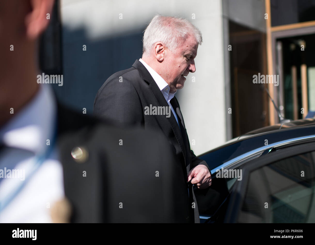 Berlino, Germania. 02Luglio, 2018. Horst Seehofer, presidente dell'Unione sociale cristiana (CSU) e ministro federale degli Interni, lasciando la CSU la discussione preliminare presso il Bundestag (Dieta Federale). Credito: Bernd von Jutrczenka/dpa/Alamy Live News Foto Stock