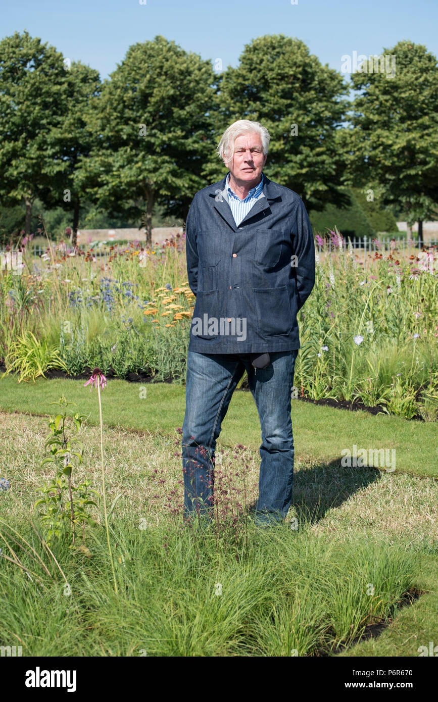 RHS Hampton Court Palace Flower Show, Londra, UK, 2 luglio 2018. Piet Oudolf, olandese progettista di giardini nel suo giardino di installazione ad RHS Hampton Court Palace Flower Show 2018 Credit: Heather Edwards/Alamy Live News Foto Stock