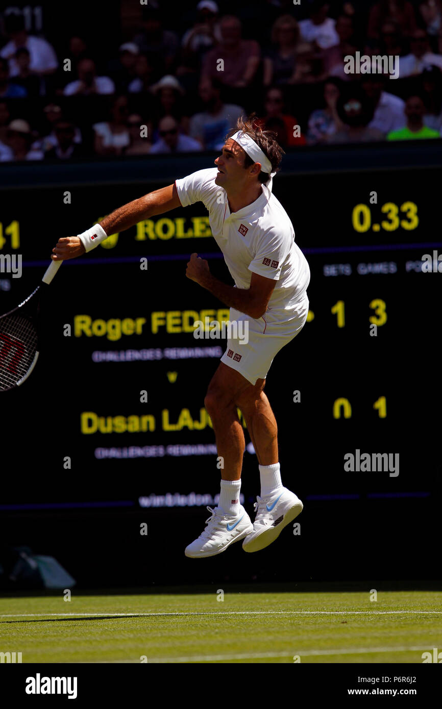 Londra, Inghilterra, Luglio 2nd, 2018: Wimbledon Tennis: Numero 1 seed Roger Federer che serve durante la sua prima partita contro Dusan Lajovic di Serbia a Wimbledon oggi. Credito: Adam Stoltman/Alamy Live News Foto Stock