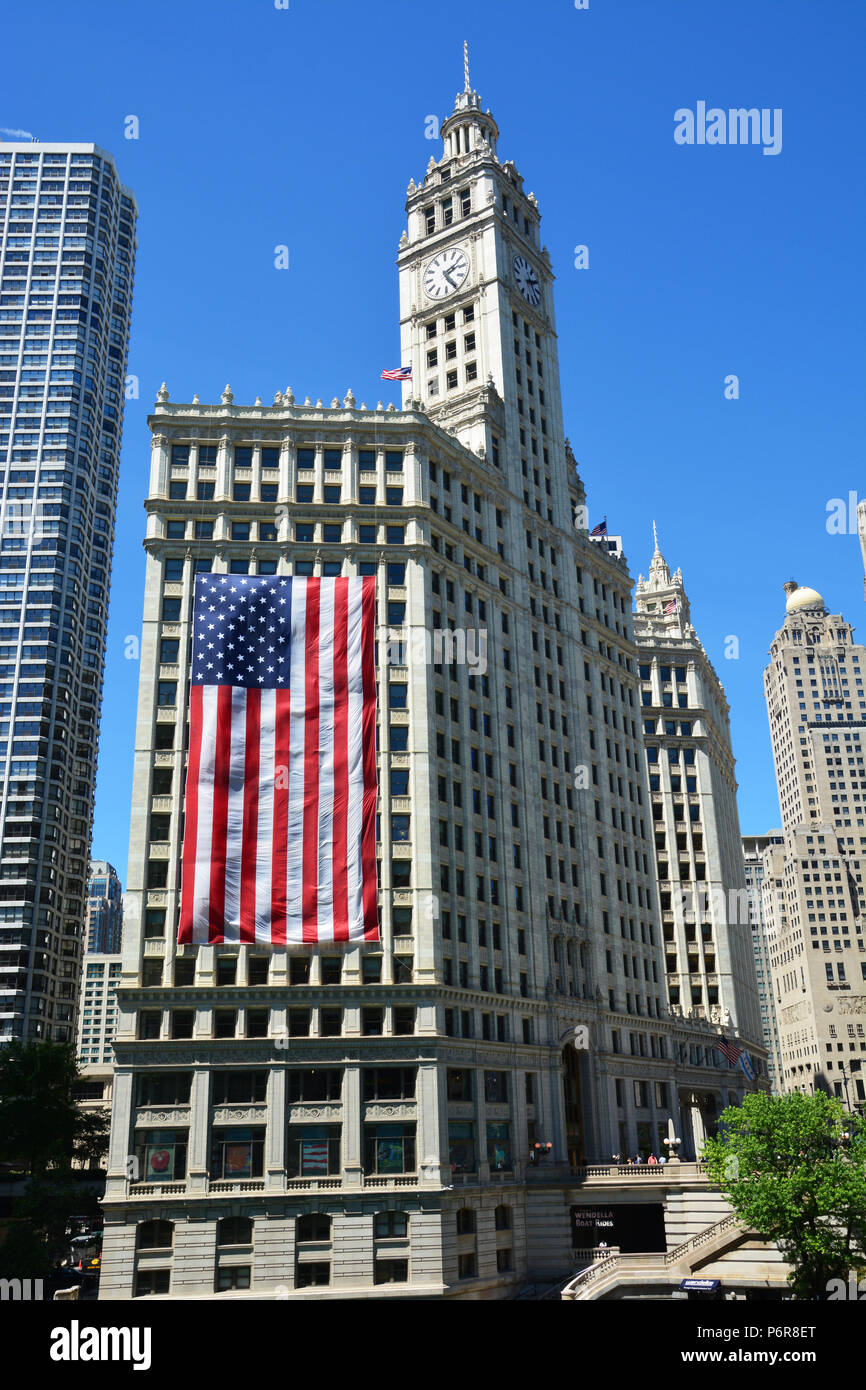 Chicago, Illinois / STATI UNITI D'America - 2 Luglio 2, 2018: un otto-storia bandiera americana decora il lato di Chicago's Wrigley Building per le celebrazioni del 4 luglio. Credito: D Valutazione Smith/Alamy Live News Foto Stock