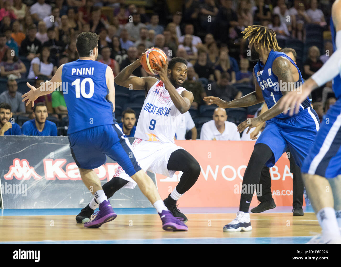 Emirates Arena di Glasgow, UK, 2 luglio, 2018. Team GB gli uomini giocano Israele nel primo round di pallacanestro FIBA World Cup 2019. GB n. 9 Ryan Richards con la palla. Israele vincere 67-59. Credito: Carol moiré/Alamy Live News. Foto Stock