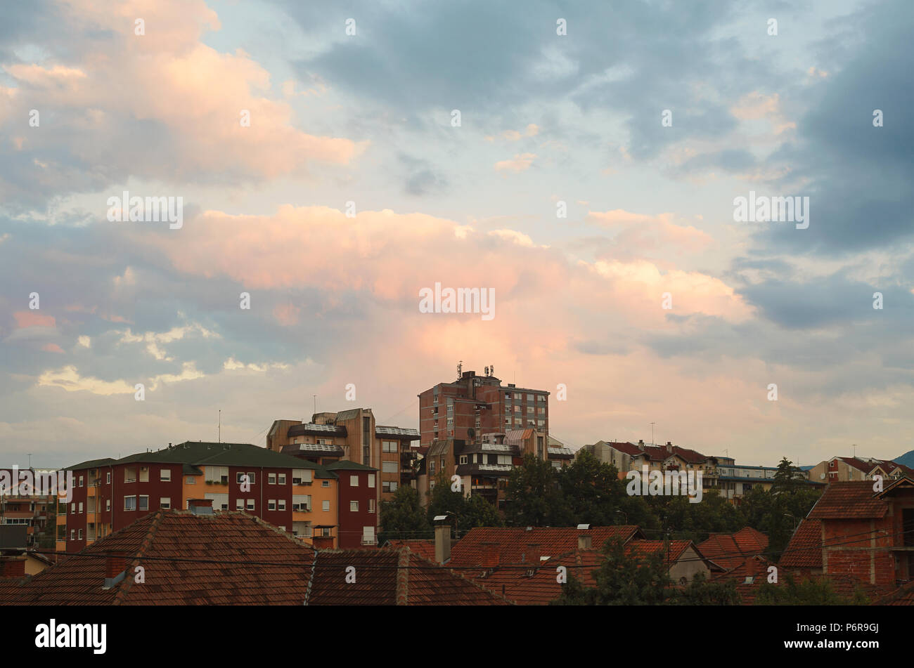 Interessante e colorato tramonto in una giornata normale in una piccola città dei Balcani. Foto Stock