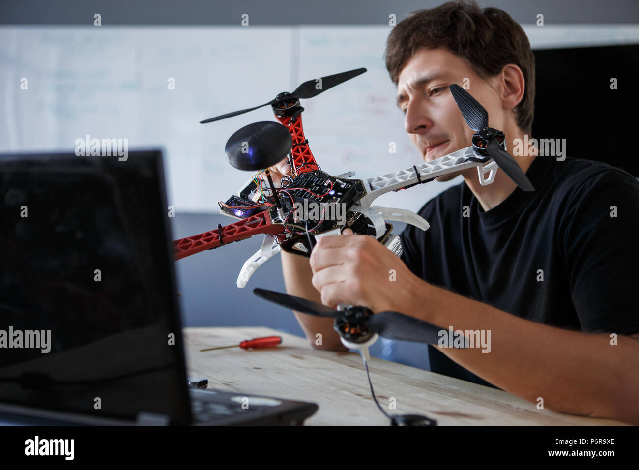 Immagine del giovane quadrocopter pulizia a tavola Foto Stock