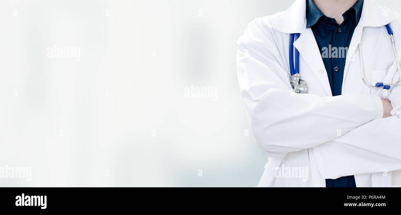 Irriconoscibile medico con stetoscopio. Copia spazio banner web Concetto di sfondo Foto Stock