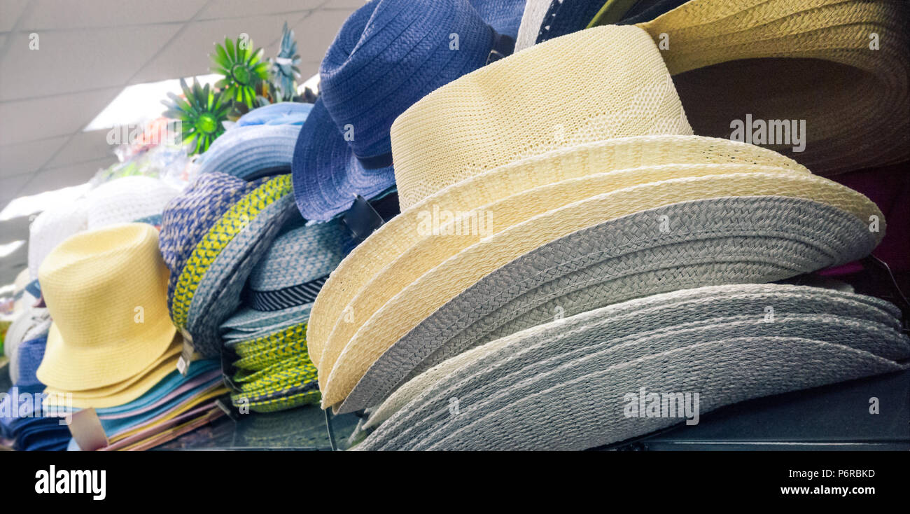 Cappelli di paglia sulla vendita Foto stock - Alamy
