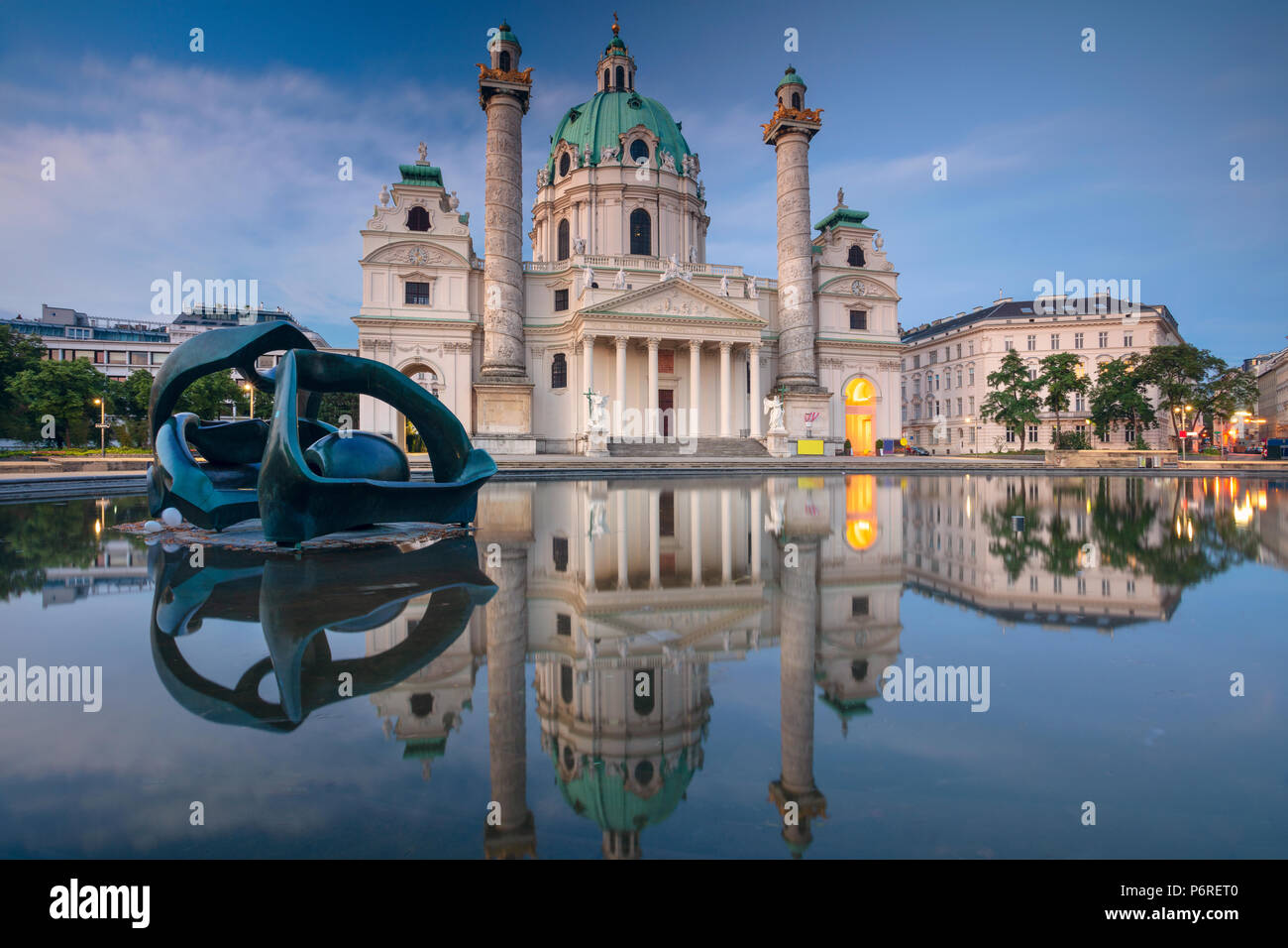 Vienna. Immagine di San Carlo, la Chiesa di Vienna in Austria durante il blu crepuscolo ora. Foto Stock