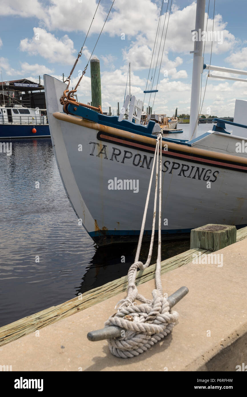 Spugna tradizionale diving pesca barca ormeggiata presso la spugna Docks in Tarpon Springs, in Florida Foto Stock