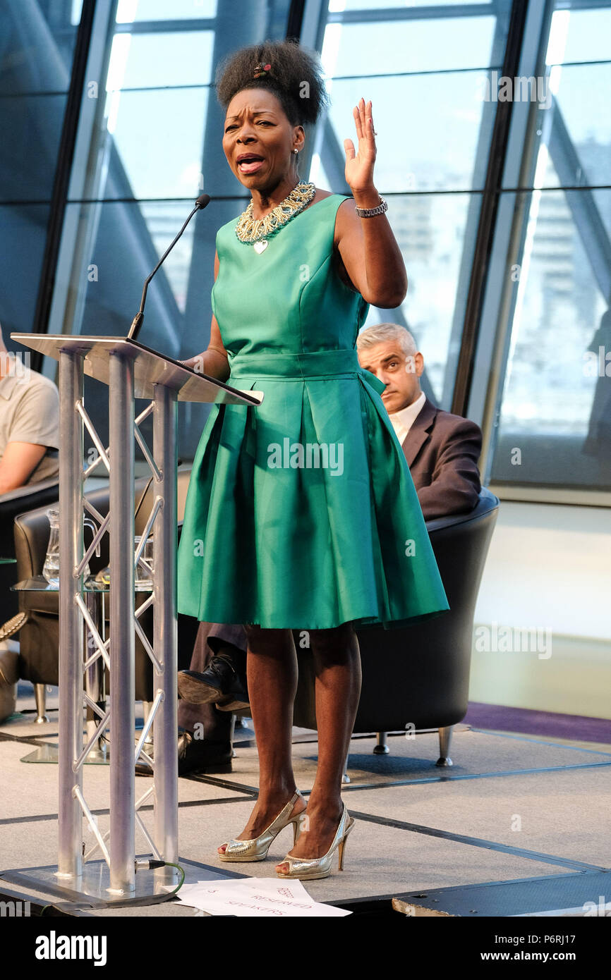 La baronessa Floella Benjamin, OBE a una celebrazione del settantesimo anniversario della Windrush presso il municipio di Sabato 30 Giugno, 2018. Floella diede il discorso alla manifestazione per celebrare lo sbarco della nave MV Empire Windrush, che arrivava a Tilbury Docks, Essex, il 22 giugno 1948, portando i lavoratori dalla Giamaica e Trinidad e Tobago e altre isole, come una risposta al post-guerra di carenza di manodopera nel Regno Unito. Foto Stock