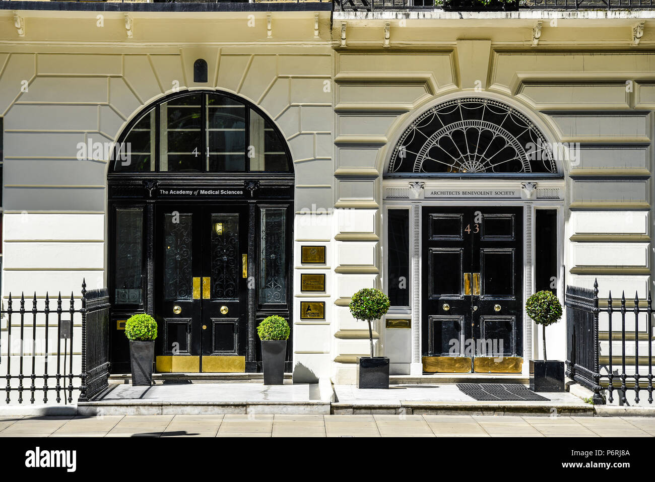 L'Accademia delle scienze mediche e architetti benevolo società porte anteriori in Portland Place, Londra, Regno Unito. Numeri 41 e 43 Foto Stock