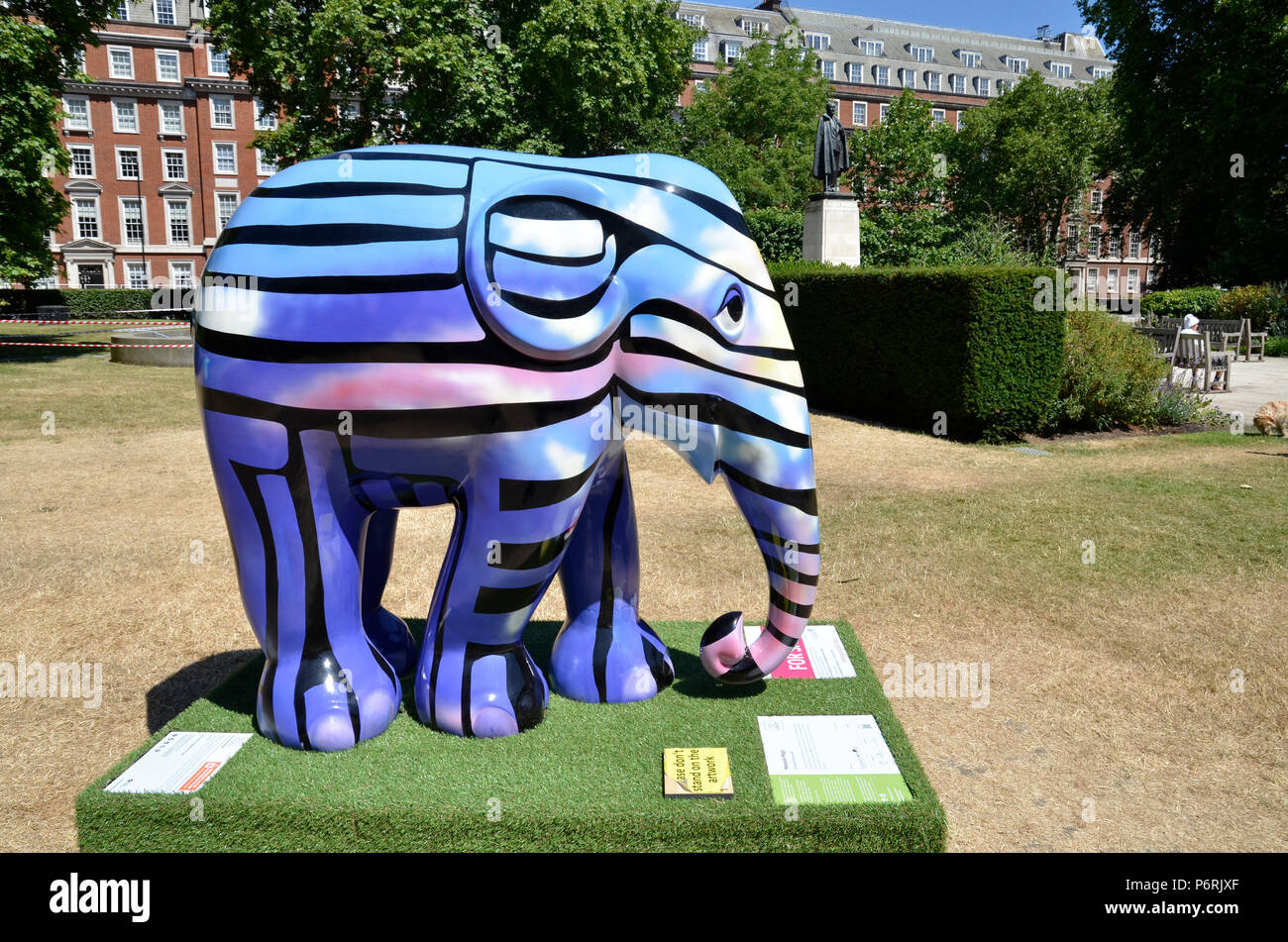 Un elefante scultura in Grosvenor Square, Mayfair di Londra come parte del 2018 Elephant Parade per evidenziare la situazione di elefanti asiatici Foto Stock