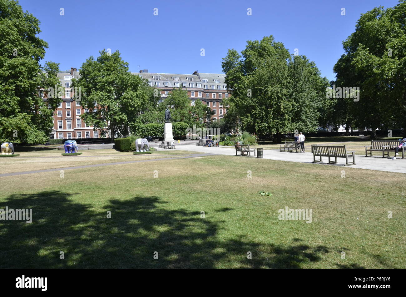 Sculture di elefante in Grosvenor Square, Mayfair di Londra come parte del 2018 Elephant Parade per evidenziare la situazione di elefanti asiatici Foto Stock