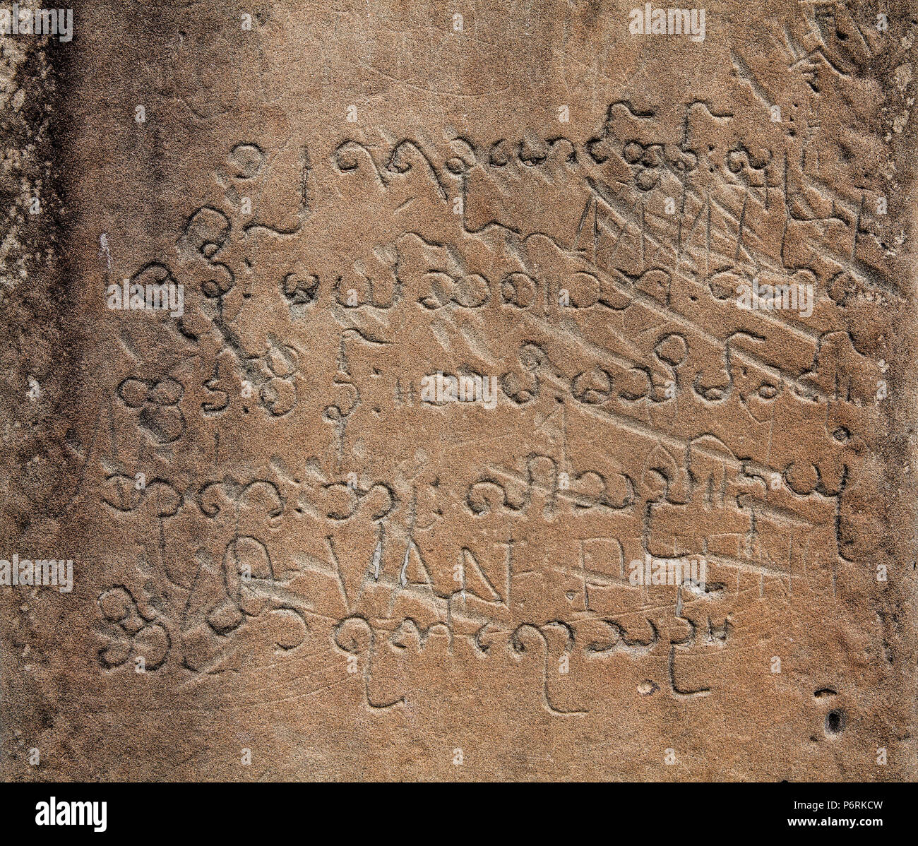 Una compressa di arenaria inscritto con antica lingua mon-khmer sfigurata con graffiti a Angkor Wat, Siem Reap, Cambogia. Foto Stock