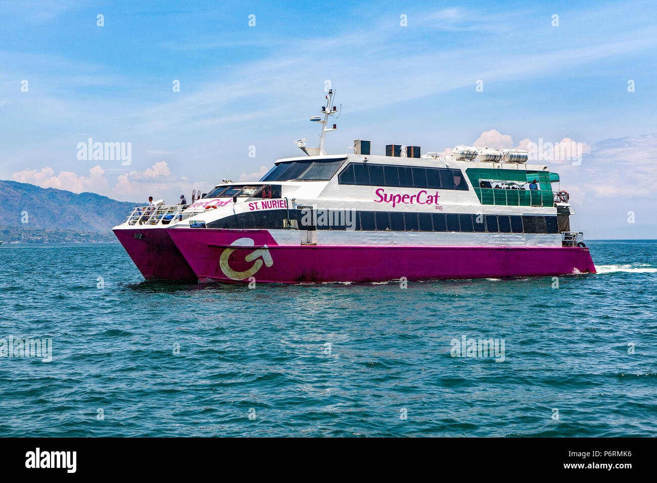 SuperCat, un tipo catamarano traghetto, fornisce una rapida inter-isola il trasporto nelle Filippine. Foto Stock