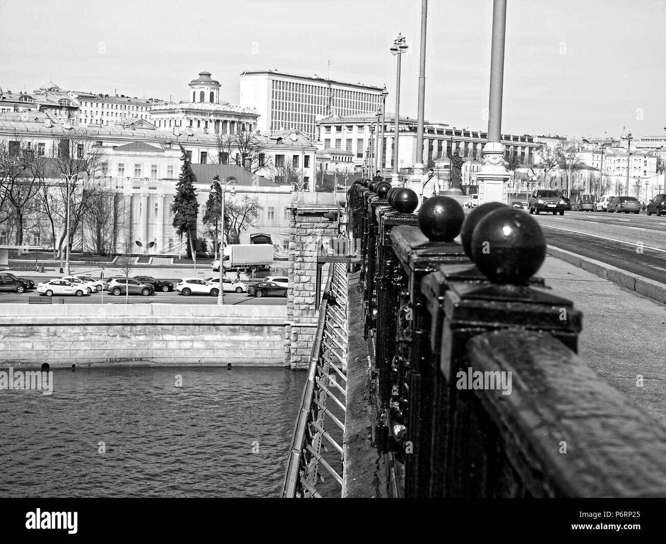 Edifici sulle rive del fiume di Mosca, foto in bianco e nero Foto Stock