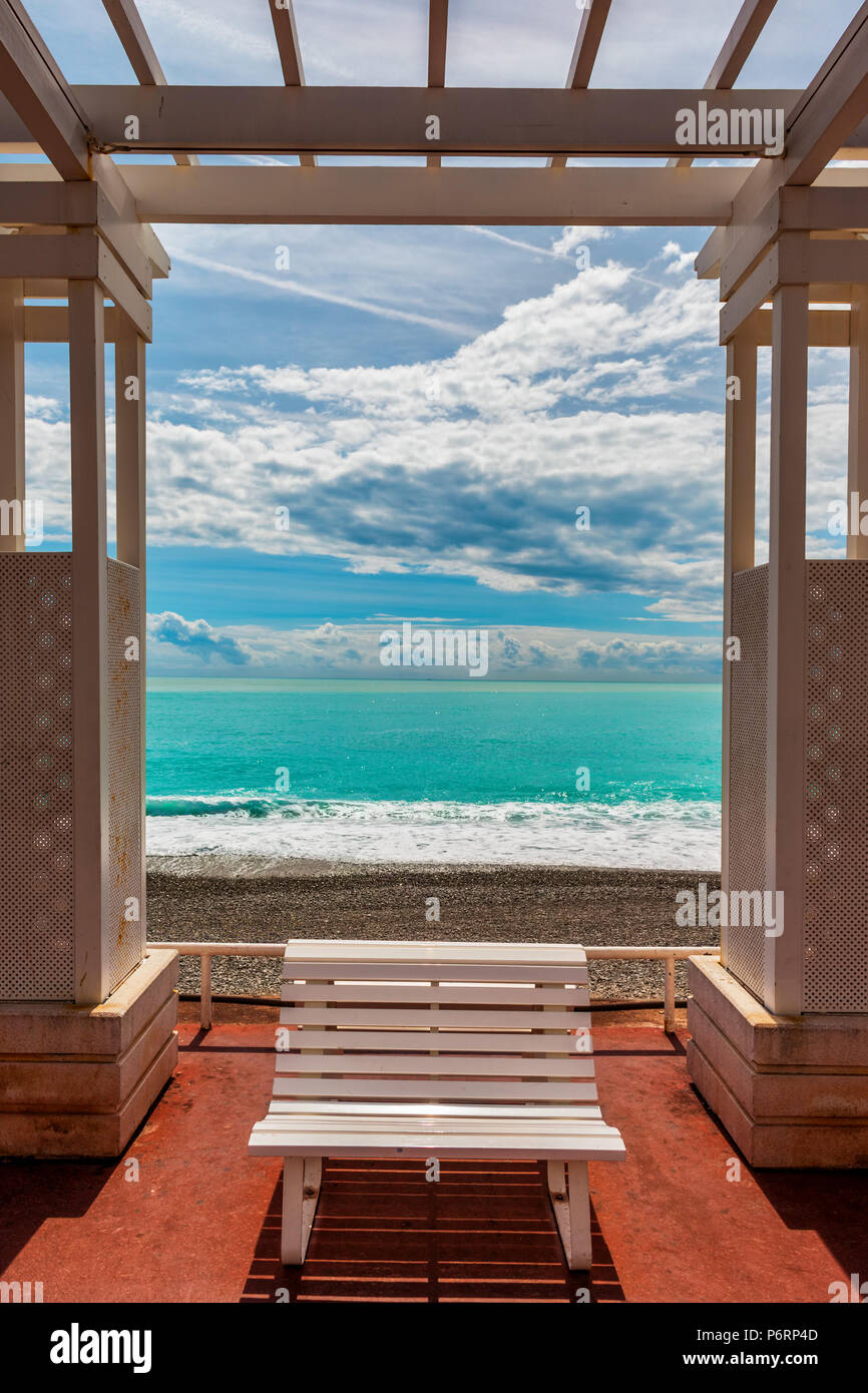 La città di Nizza in Francia, pergola finestra per la spiaggia e il mare con panca sulla Promenade des Anglais in mare Mediterraneo sulla Costa Azzurra Foto Stock