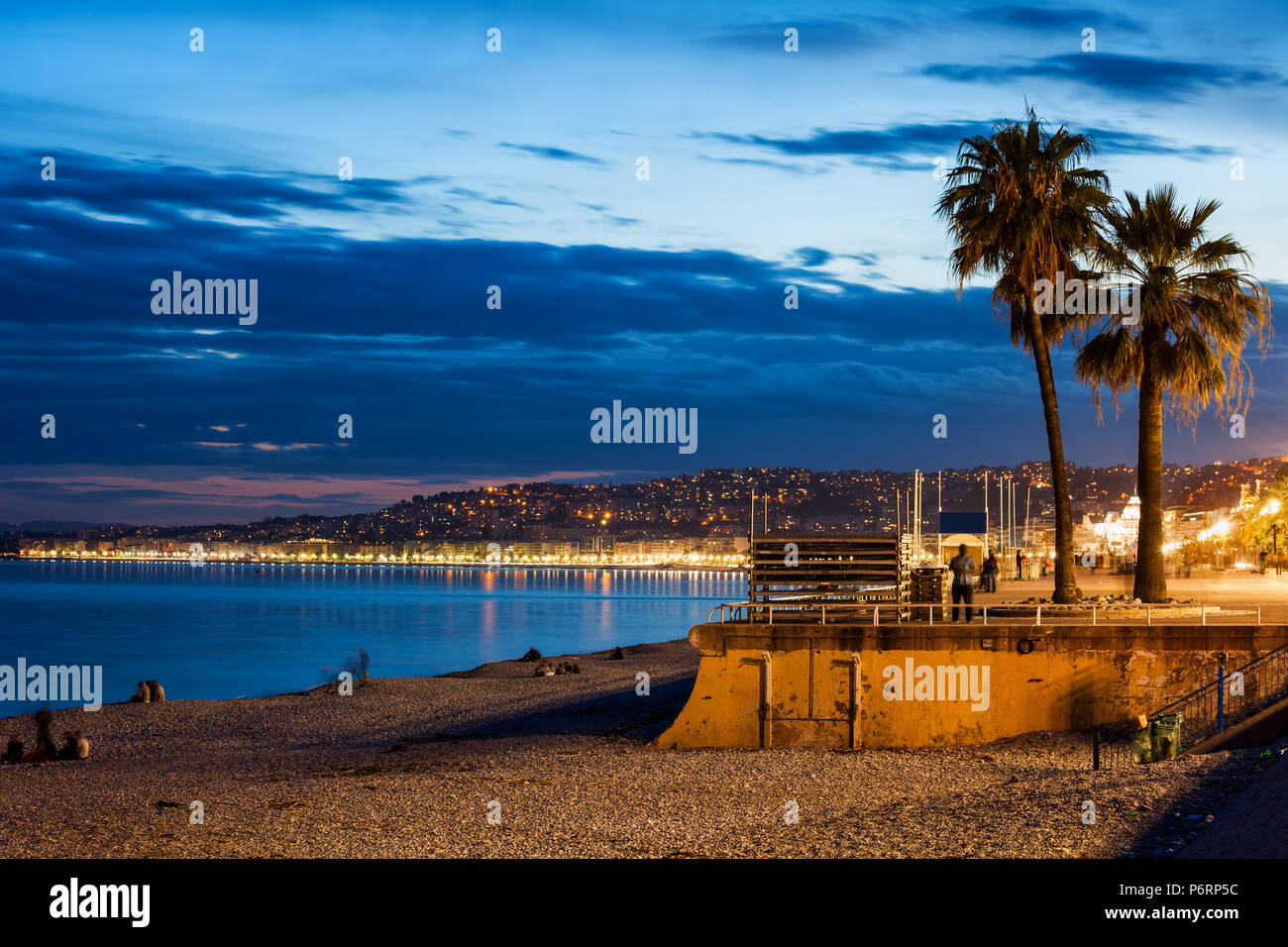 La Francia, la città di Nizza sulla Costa Azzurra in serata, la spiaggia e la Promenade des Anglais lungo mare mediterraneo Foto Stock