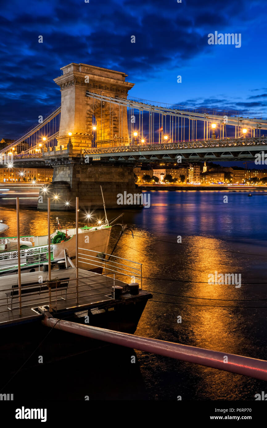 Città di Budapest di notte in Ungheria, il Ponte della Catena, Barge, e nave sul Danubio Foto Stock