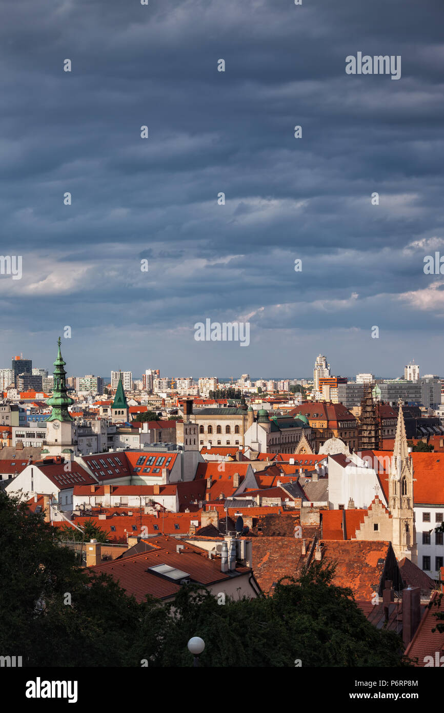 Città del paesaggio urbano di Bratislava in Slovacchia, vista sopra la città vecchia Foto Stock