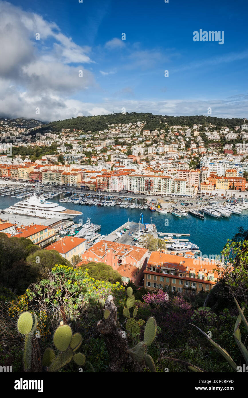 Città di Nizza in Francia, vista al porto di Nizza da Castle Hill, Costa Azzurra Costa Mediterranea Foto Stock