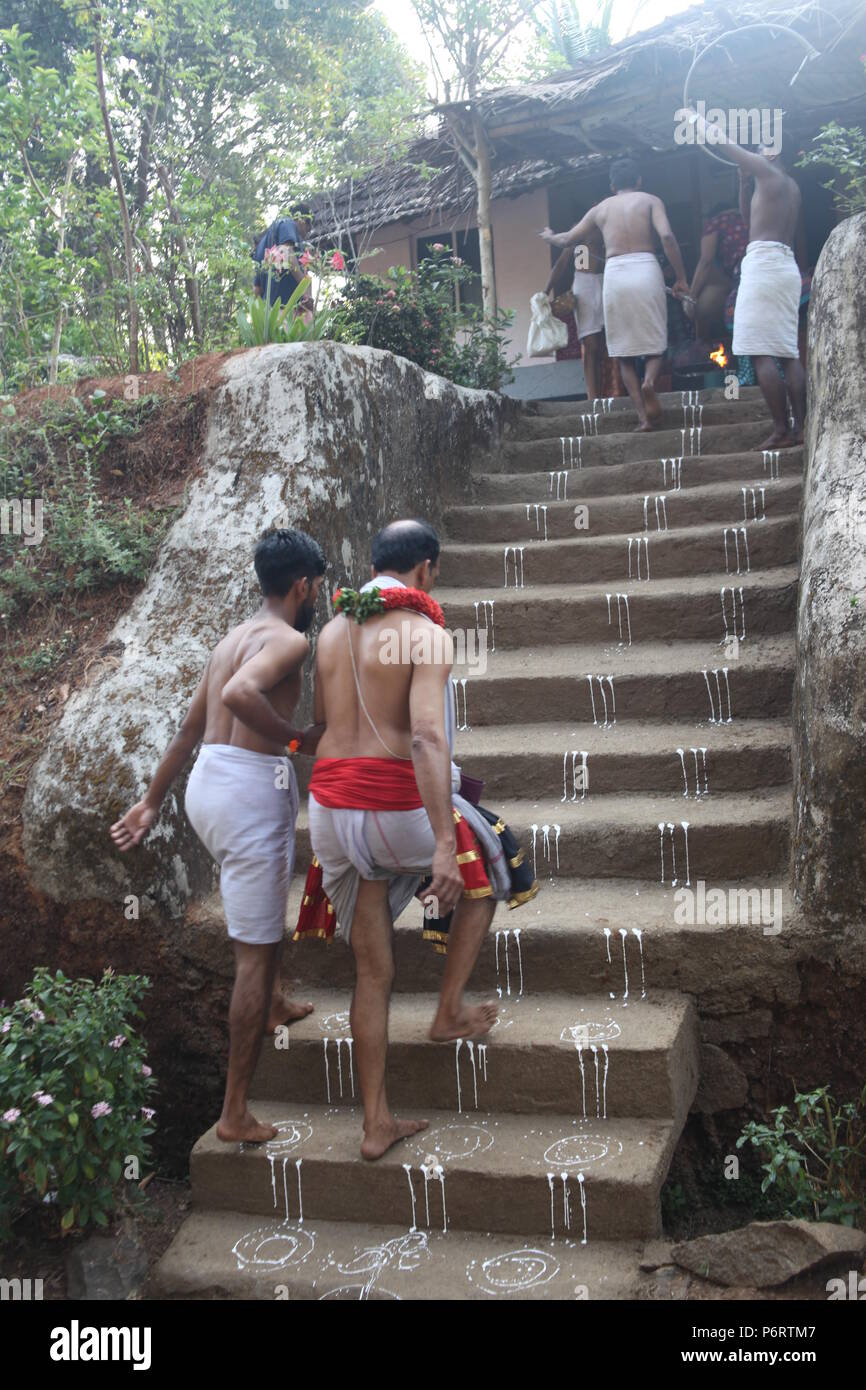 Parayeduppu in connessione con machad mamangam,dove ilayad,rappresentante della dea bhagavathi sulle spalle di edupanmar,visite i devoti a benedire Foto Stock