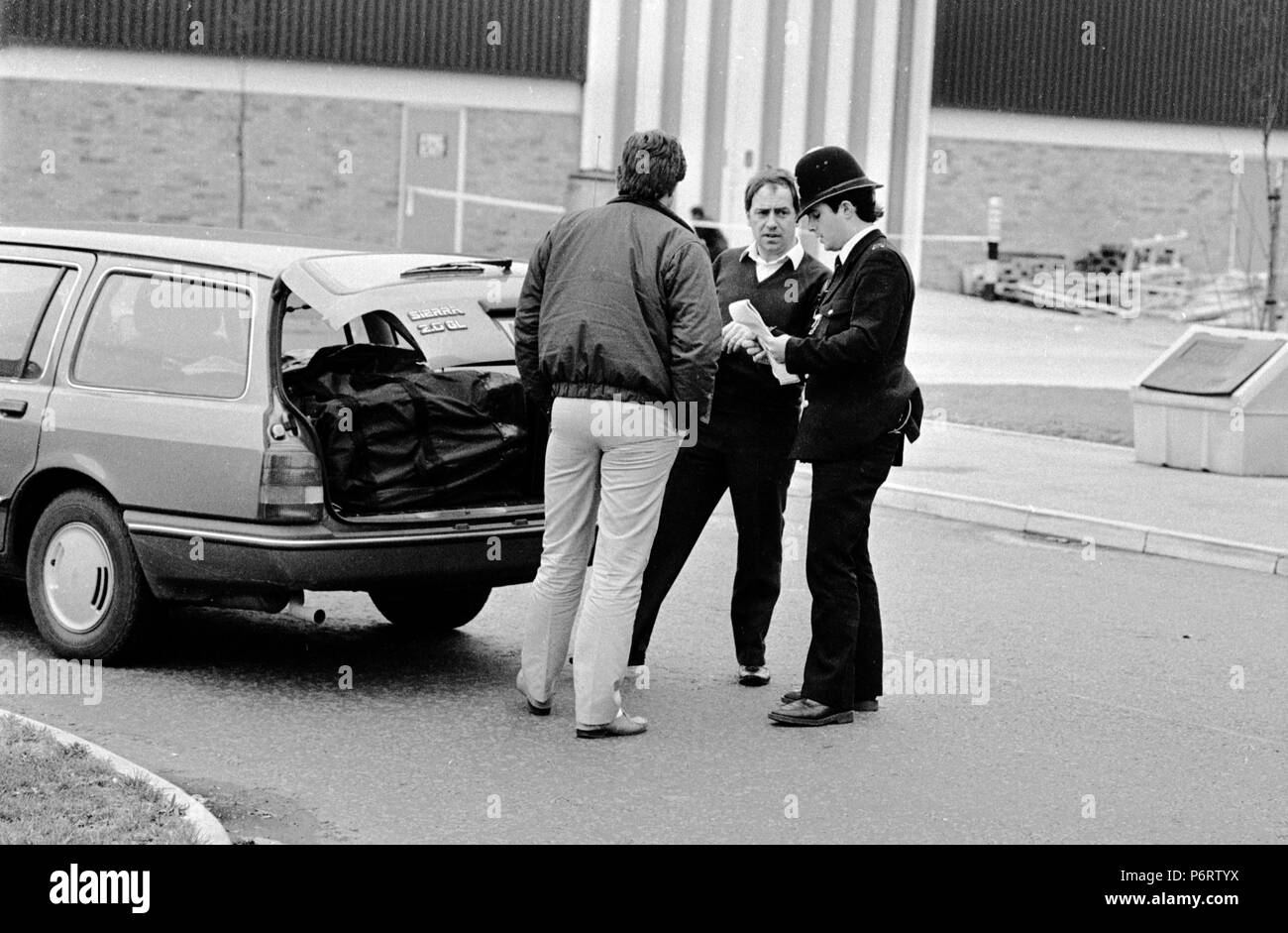 La polizia cerca auto di entrare e di lasciare il treno Heathrow International Trading Station Wagon, Londra, dopo i predatori armati hanno rubato 25 milioni di diamanti e oro da un deposito di sicurezza vicino all'aeroporto di Heathrow, in Gran Bretagna il più grande mai rapina. Foto Stock