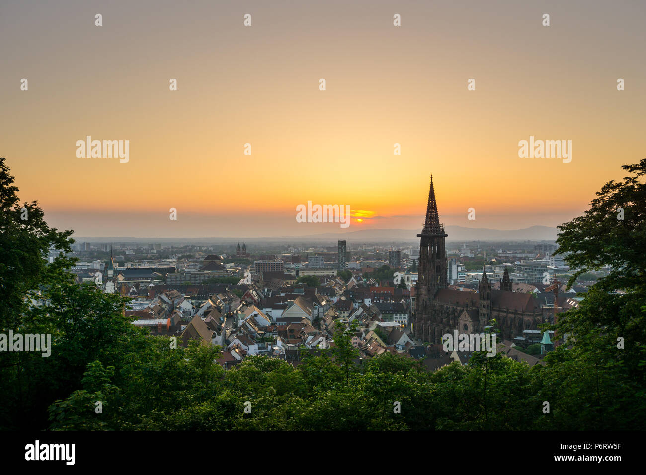Germania, Arancione romantica atmosfera serale su Freiburg im Breisgau Foto Stock