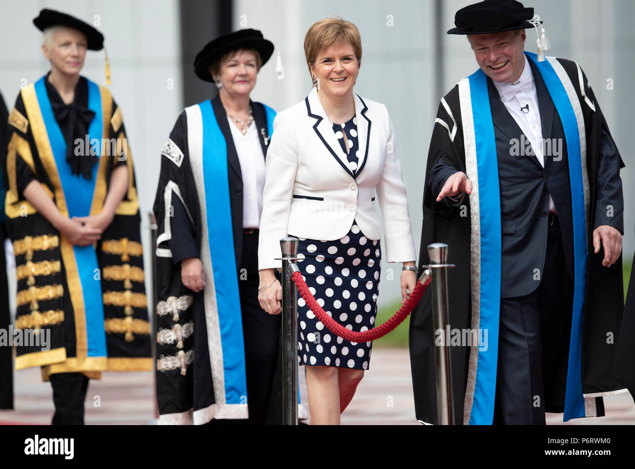 Primo Ministro Nicola Storione partecipa alla cerimonia di insediamento del musicista Annie Lennox come il nuovo Cancelliere di Glasgow Caledonian University di Glasgow. Foto Stock