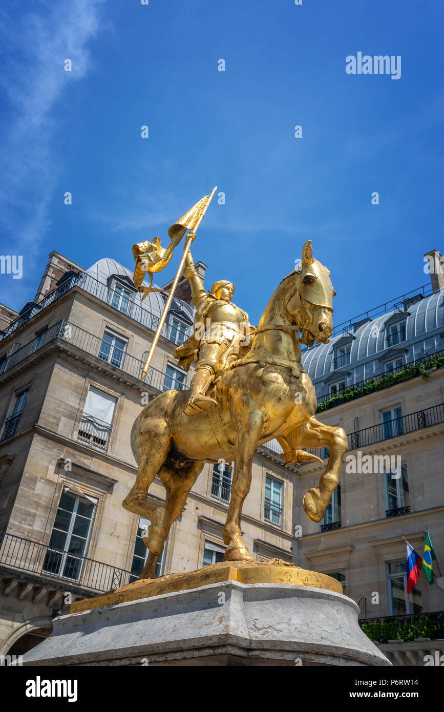 Statua dorata di Giovanna d'arco da 1874, Place des Pyramides, Parigi Francia Foto Stock