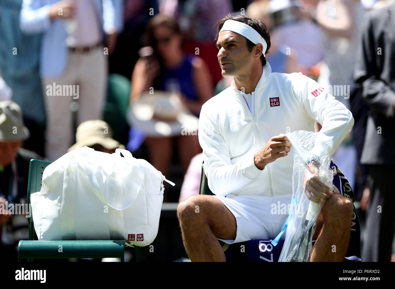 Roger Federer si prepara per questa partita il giorno uno dei campionati di Wimbledon al All England Lawn Tennis e Croquet Club, Wimbledon. Foto Stock