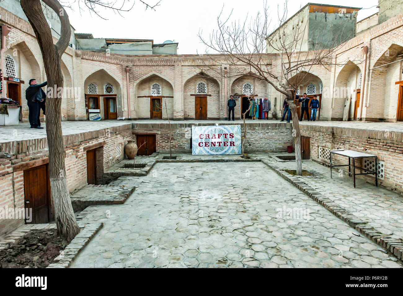 Il cortile interno della Medressa Nadir Divanbegi nella piazza Lyabi-Hauz, Bukhara, Uzbekistan Foto Stock
