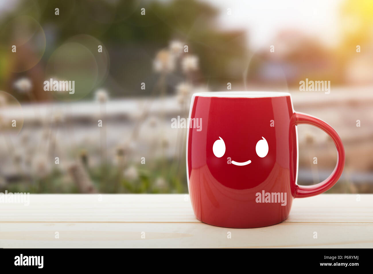Red Tazza Di Caffe Con Un Bel Sorriso Sul Tavolo Di Legno Contro Il Fondo Naturale Di Mattina Buongiorno E Felice Giorno Buon Giorno Foto Stock Alamy
