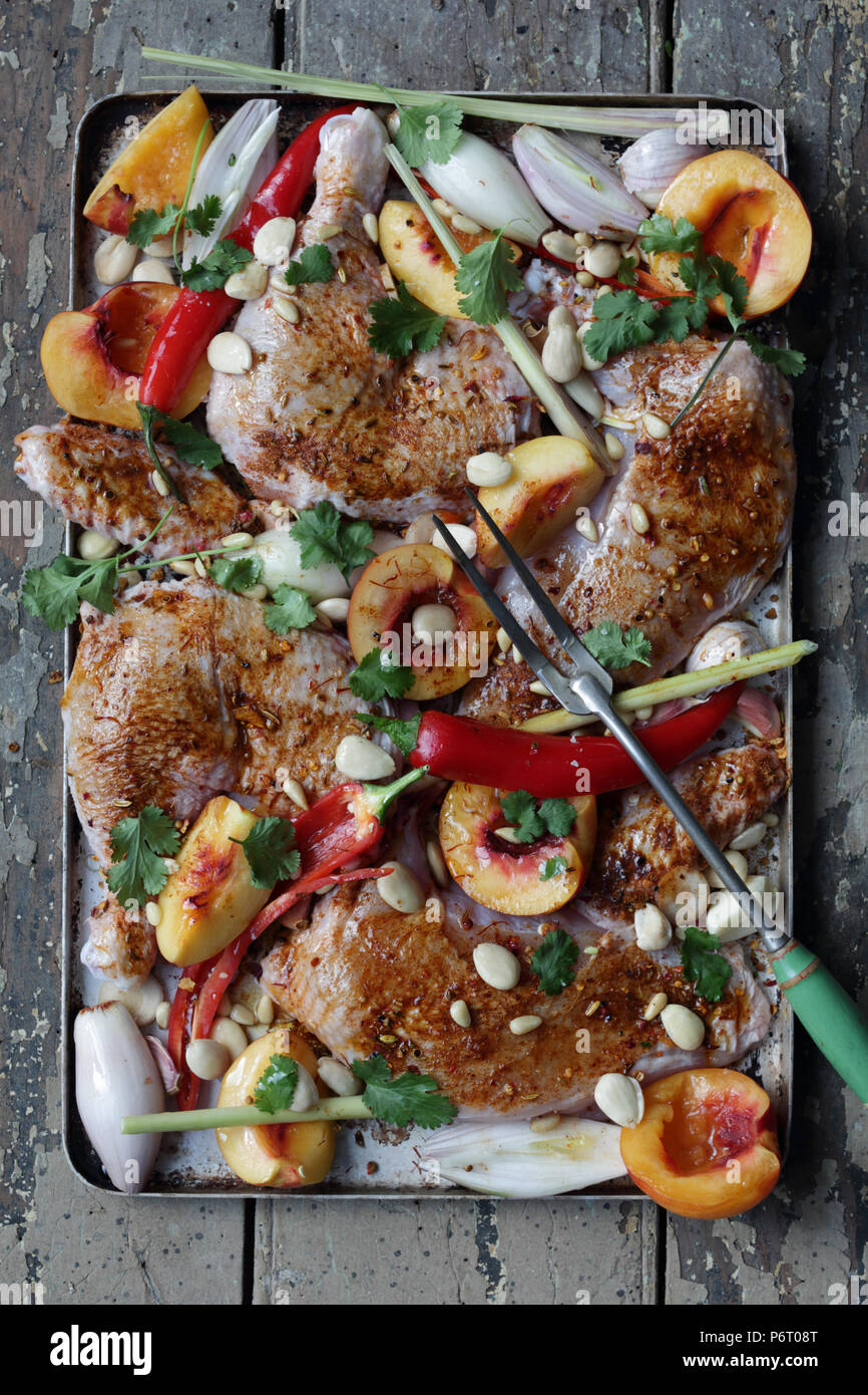 Vassoio di pollo piccante in forno. Foto Stock