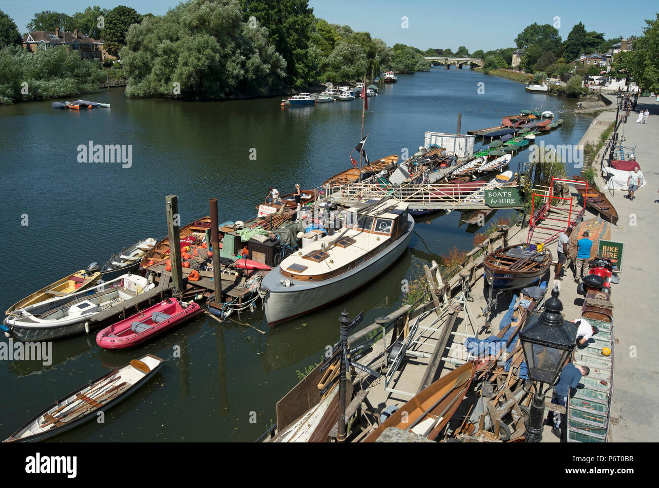 Attività estiva in Riverside a Richmond upon Thames Surrey, Inghilterra, visto Da Richmond bridge Foto Stock