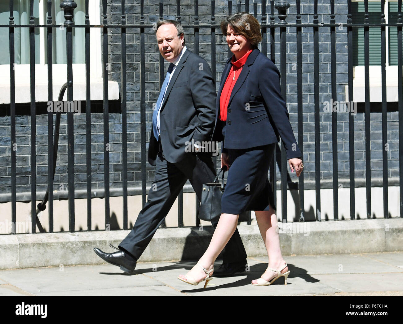 Arlene Foster, leader dei democratici di partito unionista, e il partito della vice leader, Nigel Dodds, arrivare a Downing Street per un incontro con il Primo ministro, Theresa Maggio, Foto Stock