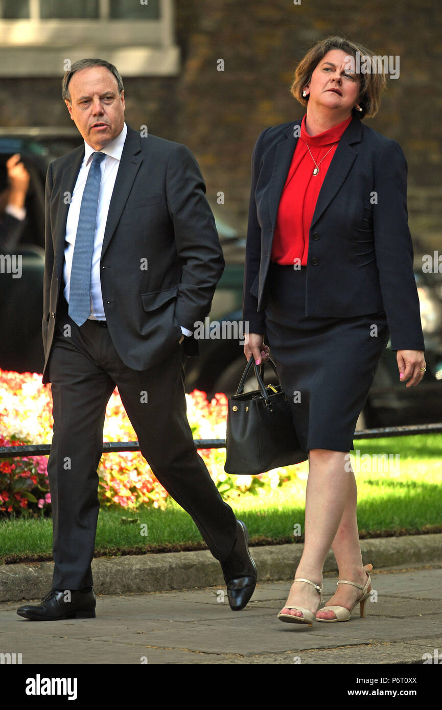 Arlene Foster, leader dei democratici di partito unionista, e il partito della vice leader, Nigel Dodds, arrivare a Downing Street per un incontro con il Primo ministro, Theresa Maggio, Foto Stock