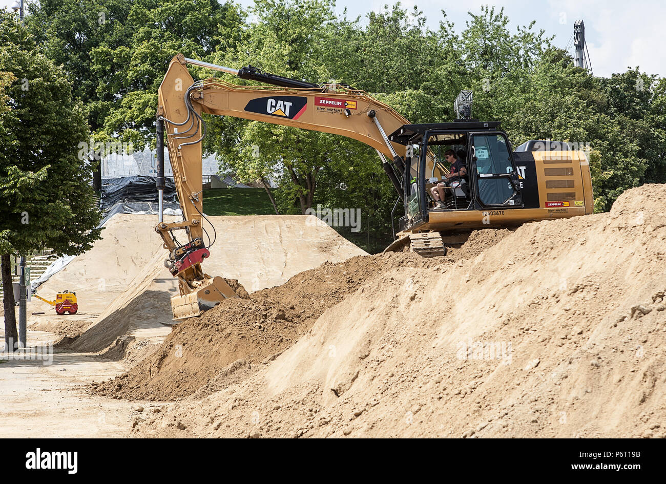 Escavatore sabbia in movimento per costruire il corso per Red Bull X-Fighters Foto Stock