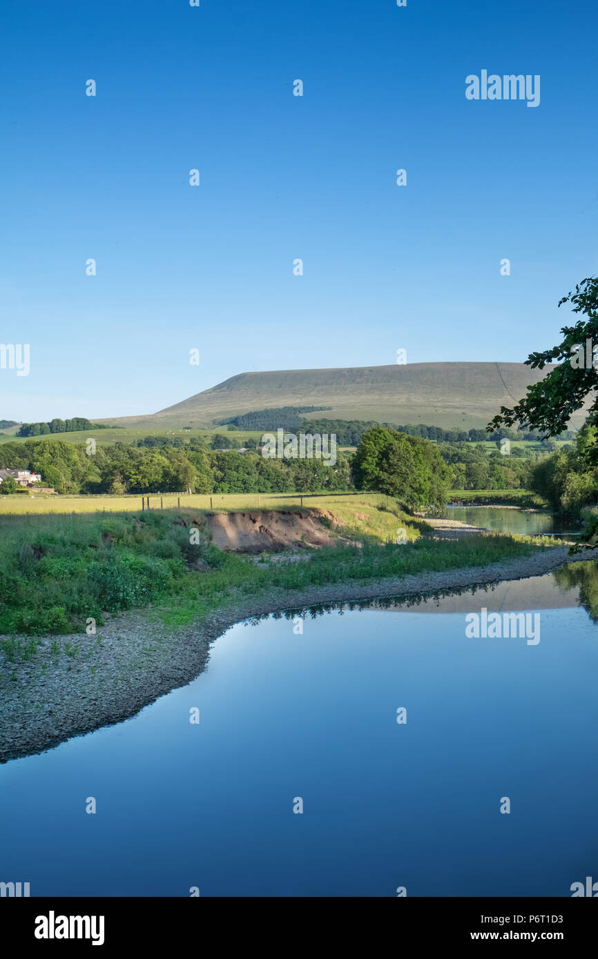 Fiume Ribble a Grindleton con Pendle Hill in background. Foto Stock
