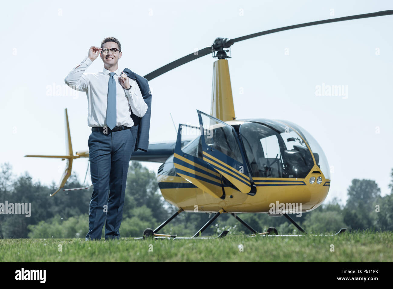 Gentile proprietario di elicottero casting sguardi su elisuperficie Foto Stock