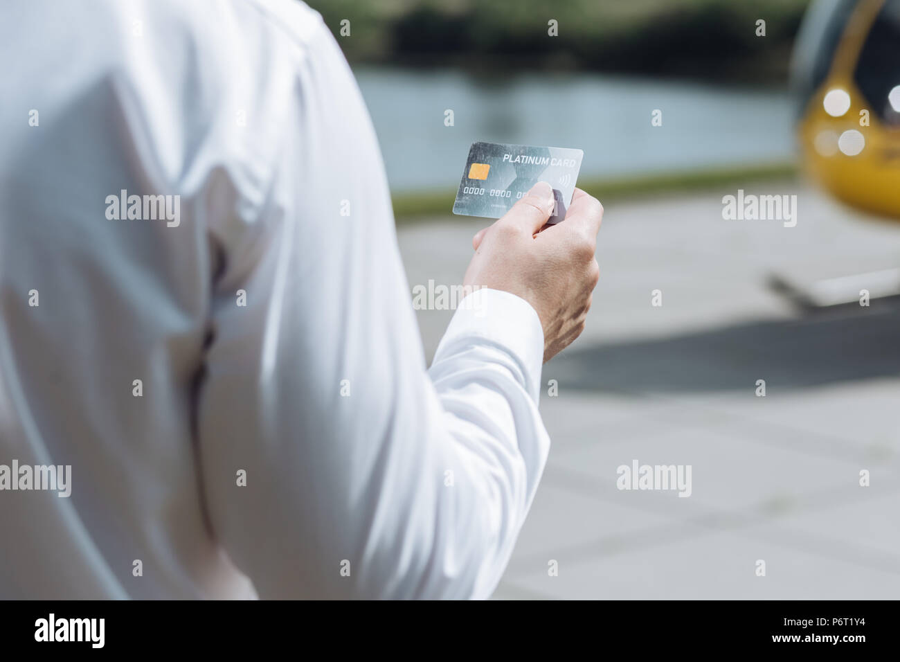 Ben costruito giovane imprenditore in possesso di una carta platino Foto Stock