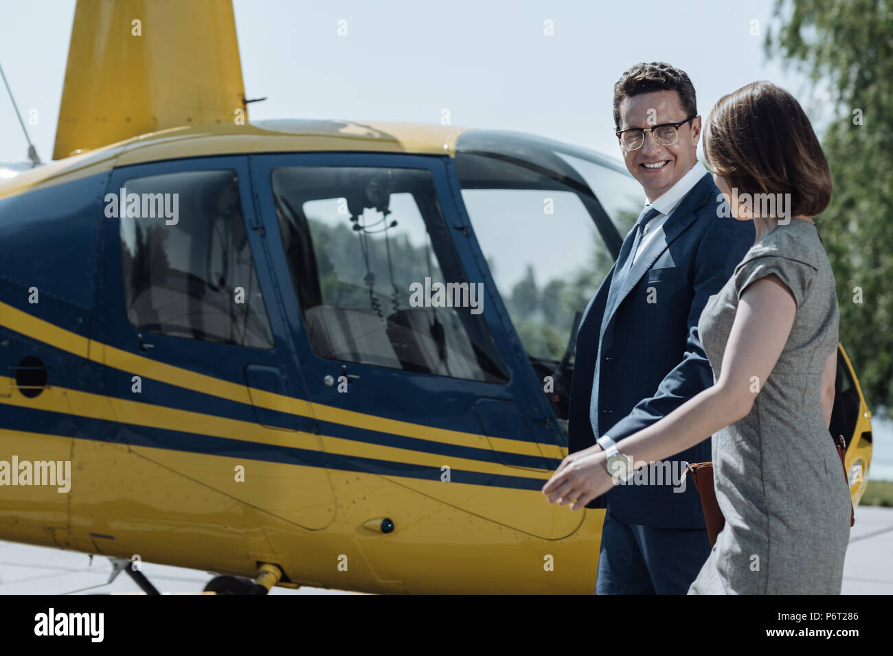 Allegro business partner in chat e elicottero in avvicinamento Foto Stock