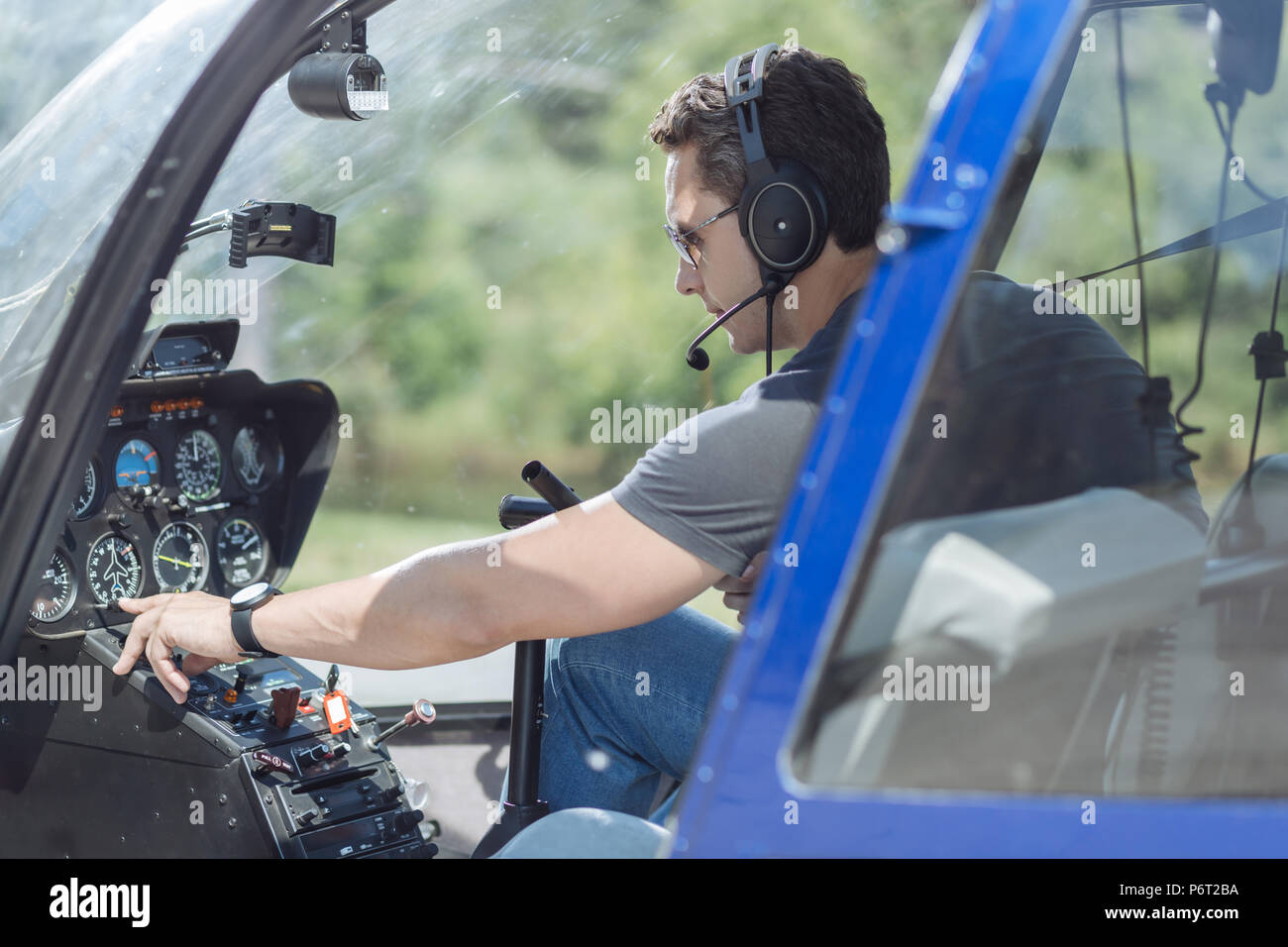 Atletica Giovane controllando i parametri di elicottero Foto Stock