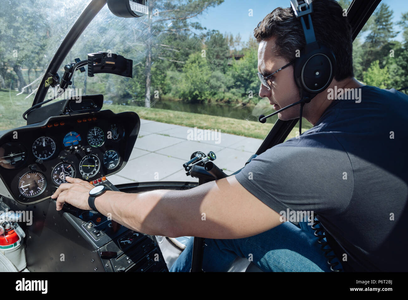 Bel giovane elicottero di controllo cruscotto Foto Stock