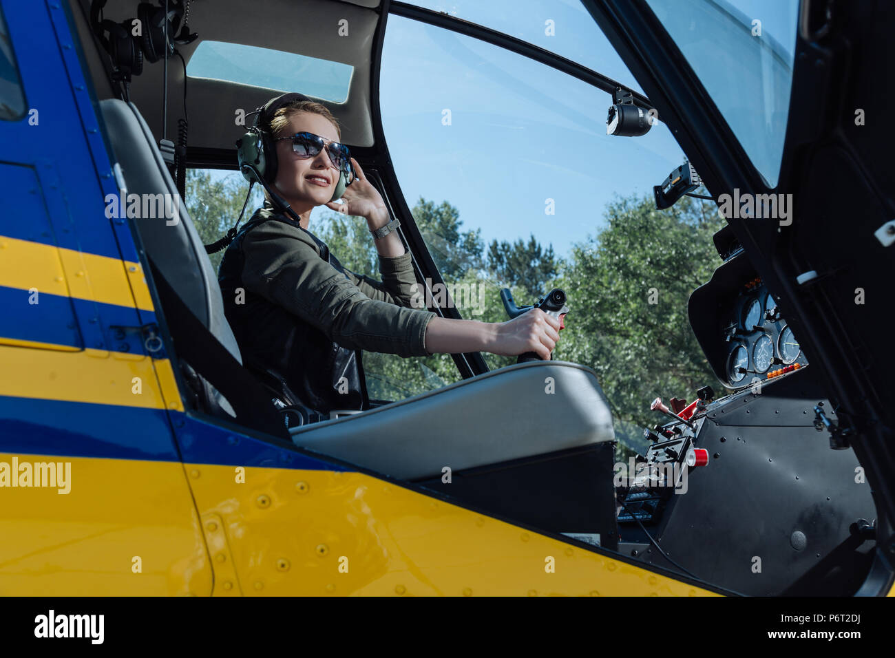 Bella femmina pilot in posa di un elicottero Foto Stock