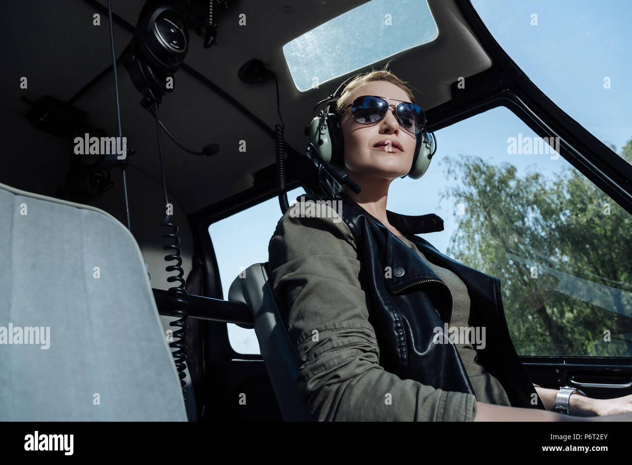 Femmina affascinante pilota di elicottero in attesa per il passeggero Foto Stock
