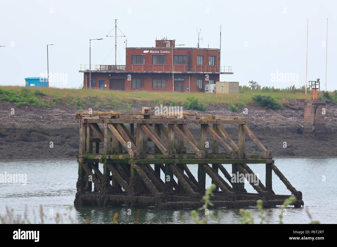 Un ingresso a Port Talbot il carico e lo scarico di punto con un grande traliccio in legno posizionato per garantire le navi possono attraccare prima dell' entrata in dock. Foto Stock
