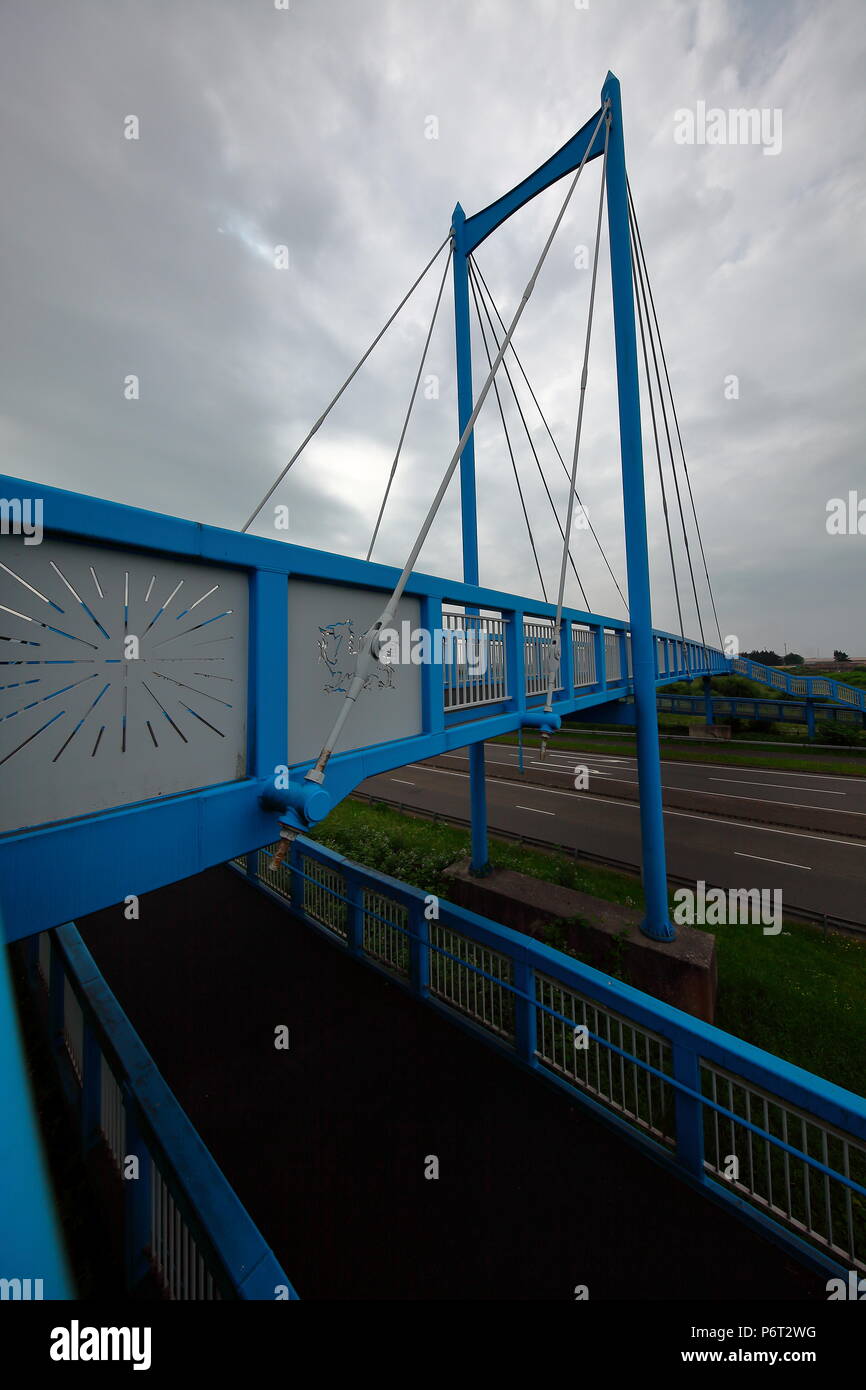 Un abbastanza recentemente costruita road attraversando ponte per pedoni e ciclisti per permettere un attraversamento in sicurezza di questa strada trafficata la A4241 Foto Stock