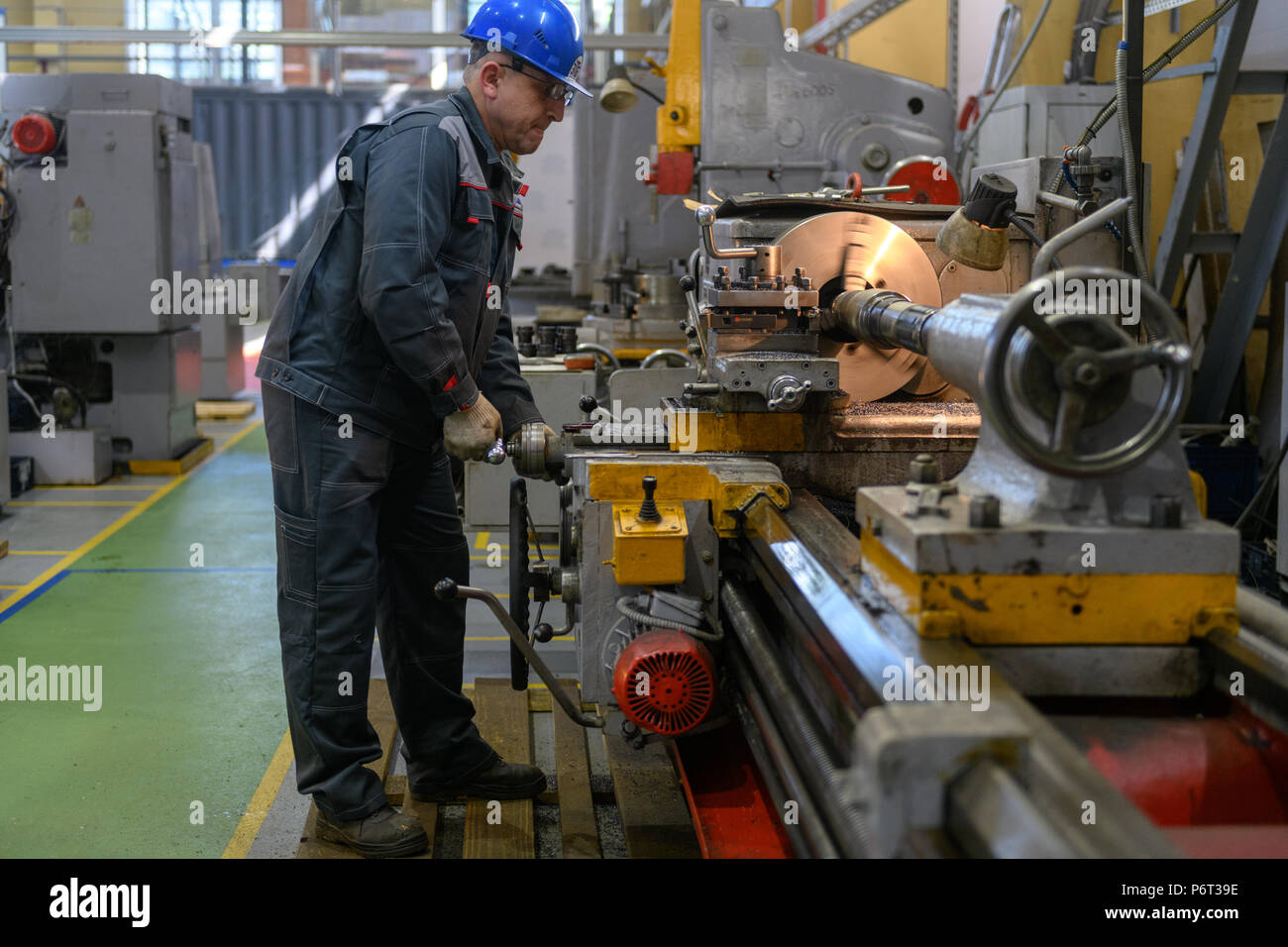 Saint Petersburg, Russia - 22 maggio 2018. Tecnologie di perforazione fabbrica. Lavorare al tornio. Foto Stock