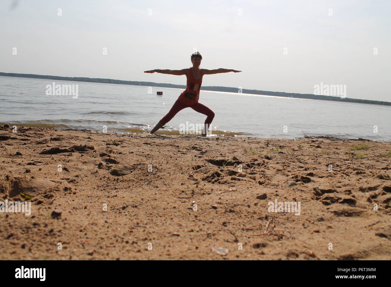 Bella flessibile donna attiva fatta yoga classe sulla natura Foto Stock