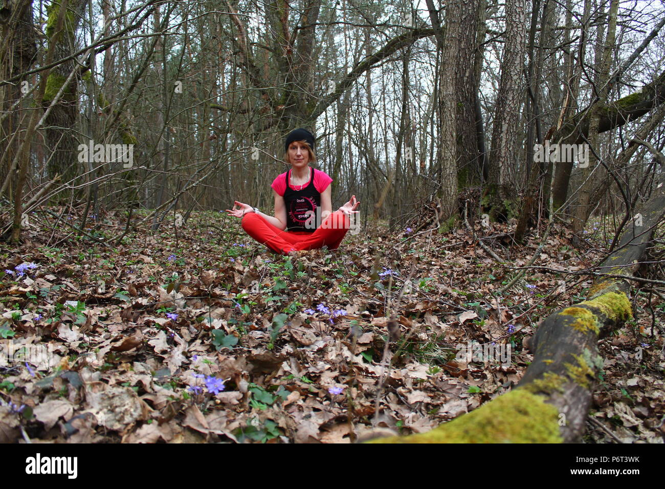 Bella flessibile donna attiva fatta yoga classe sulla natura Foto Stock