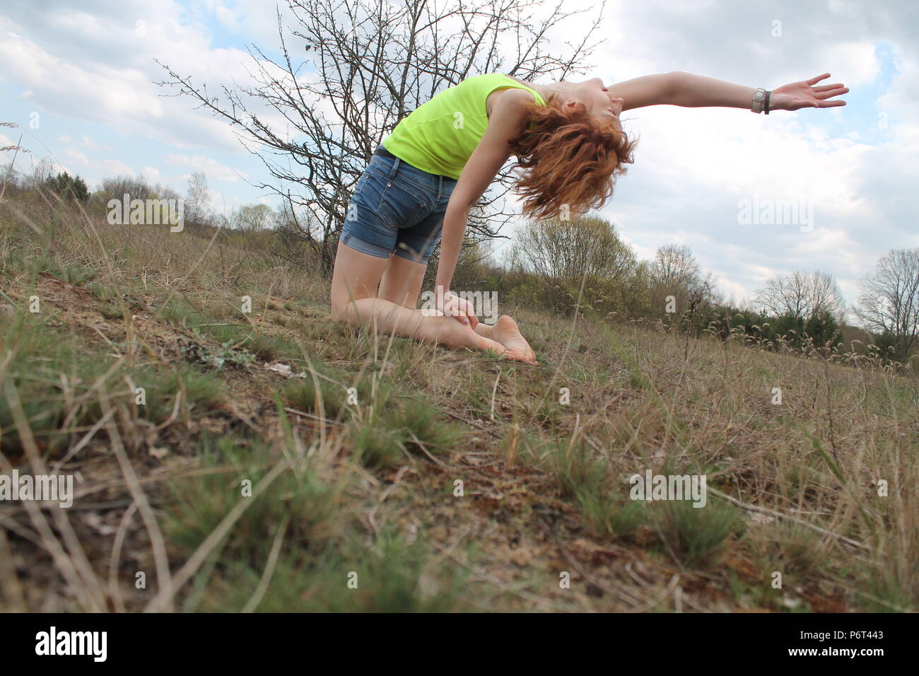 Bella flessibile donna attiva fatta yoga classe sulla natura Foto Stock